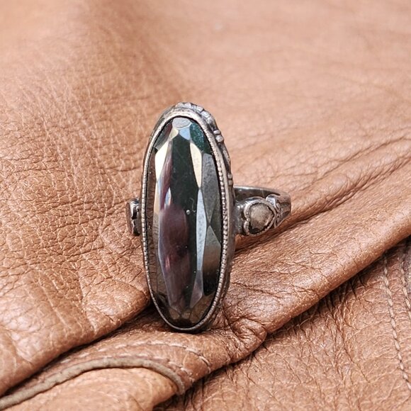 Harriet Ring / Vintage Sterling Silver Hematite Ring with Heart Engraved Band - Picture 1 of 12
